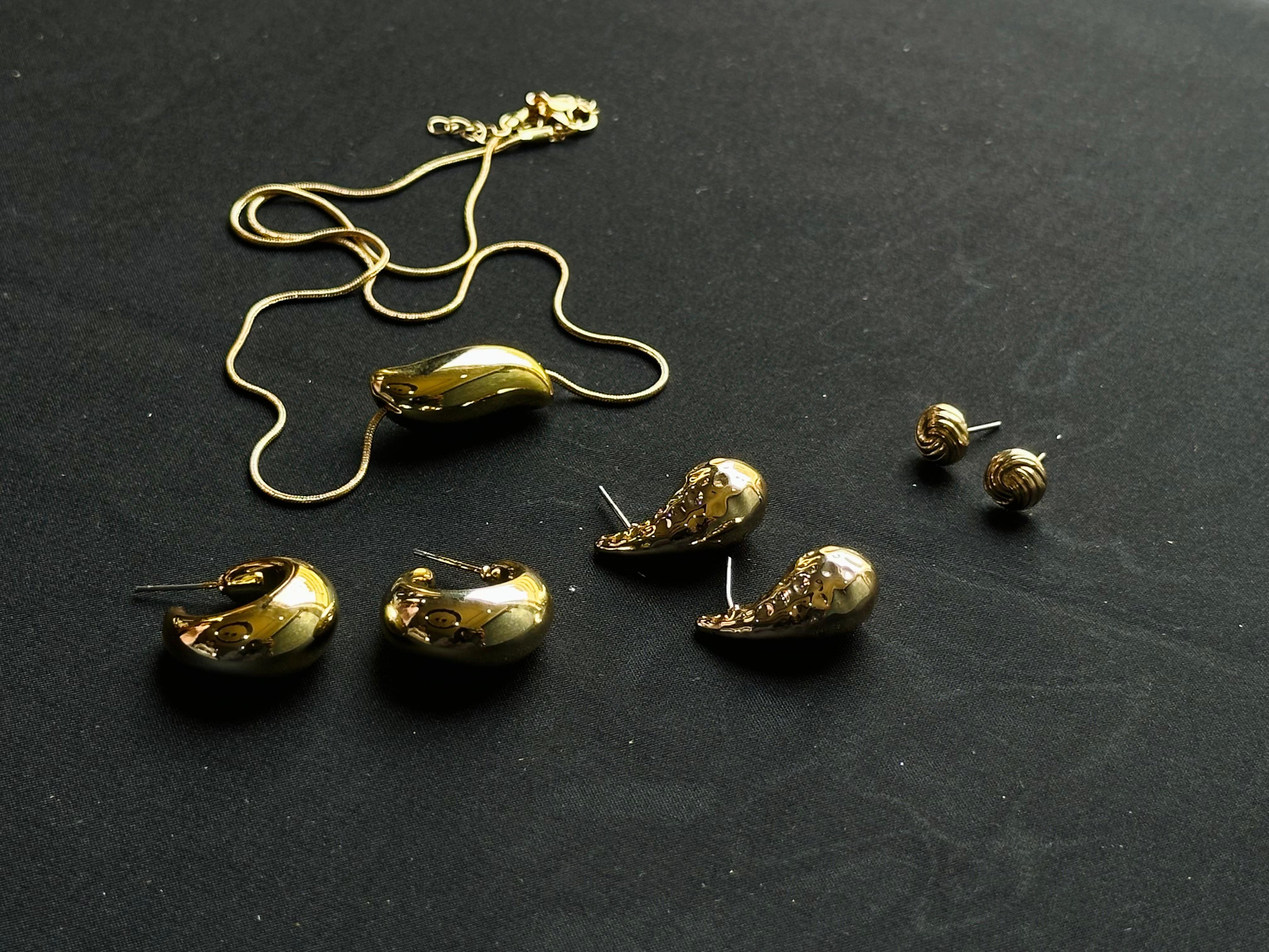 Pendant set